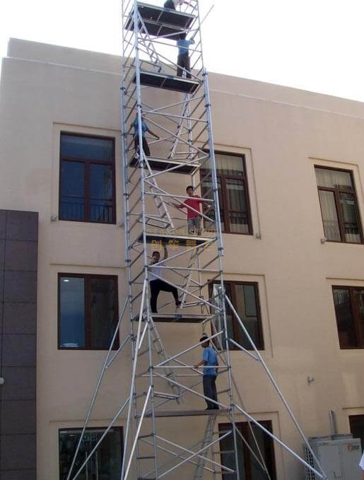 making a scaffold platform from an old aluminum ladder